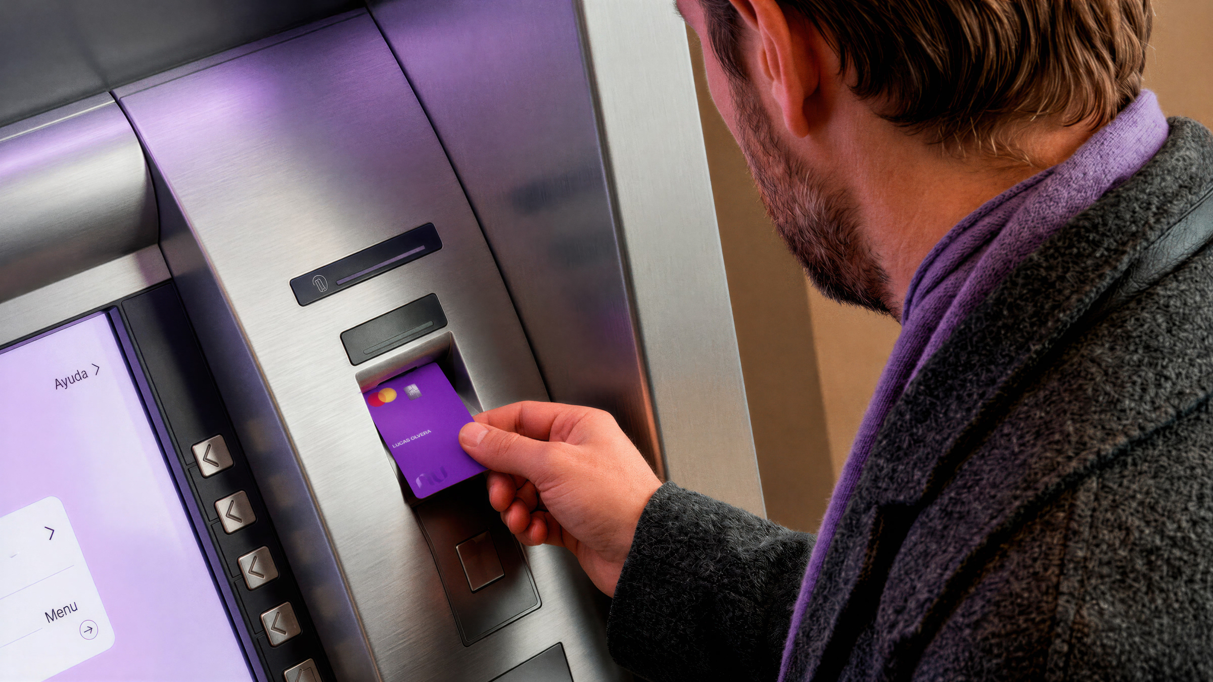 Persona usando su tarjeta morada en un cajero automático para retirar efectivo, ilustrando la red de retiro de efectivo disponible en México para clientes Nu.