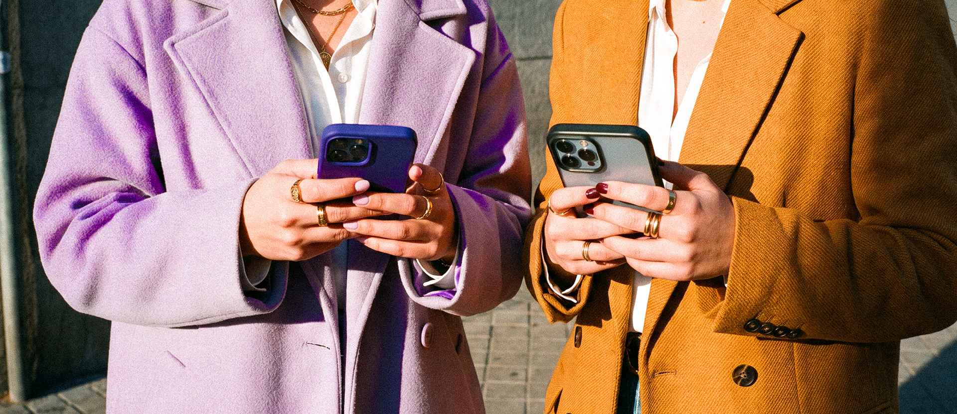 Dos mujeres jóvenes revisando sus celulares con la app Nu, ilustrando qué es Nu: una forma sencilla, moderna y accesible de manejar tus finanzas sin burocracia.