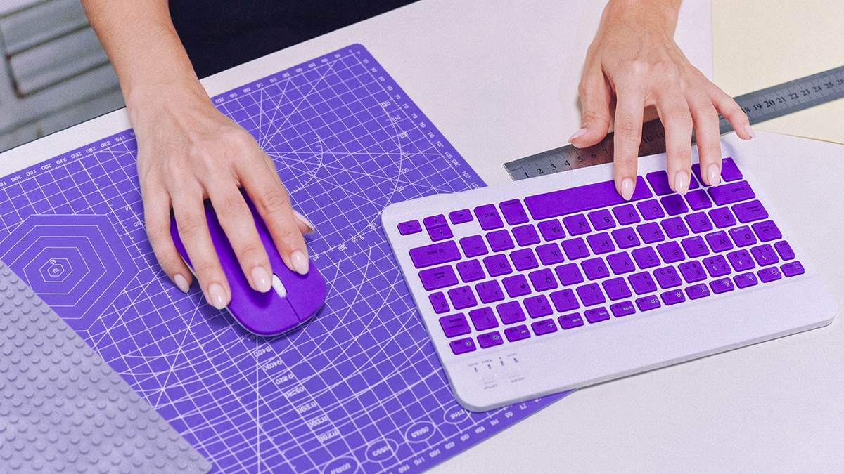 Persona trabajando en su laptop morada de forma remota y independiente, ilustrando cómo solicitar requisitos tarjeta de crédito siendo freelancer: comprobantes de ingresos, facturas y SAT sin nómina.
