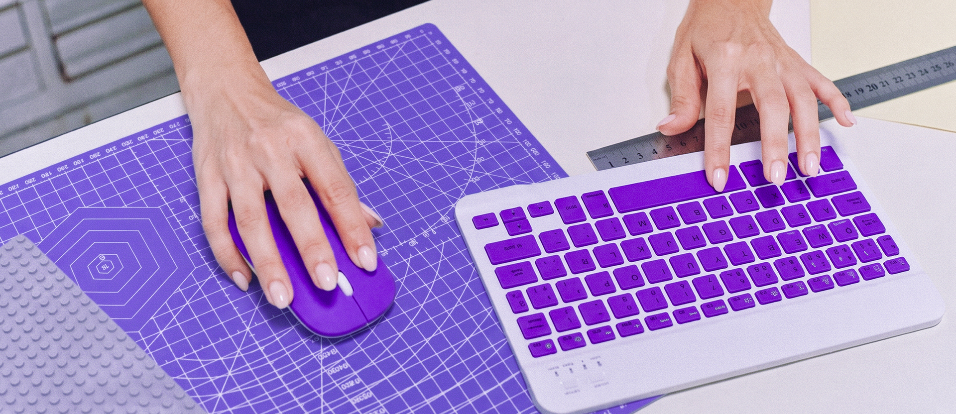Persona trabajando en su laptop morada de forma remota y independiente, ilustrando cómo solicitar requisitos tarjeta de crédito siendo freelancer: comprobantes de ingresos, facturas y SAT sin nómina.